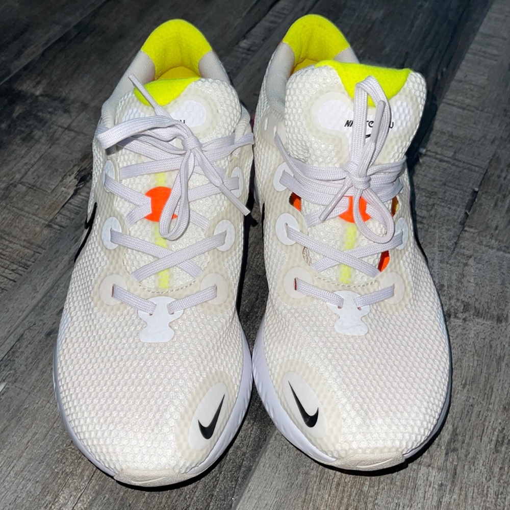 Mens Nike Renew Run in White/ Pink Blast size 8.5